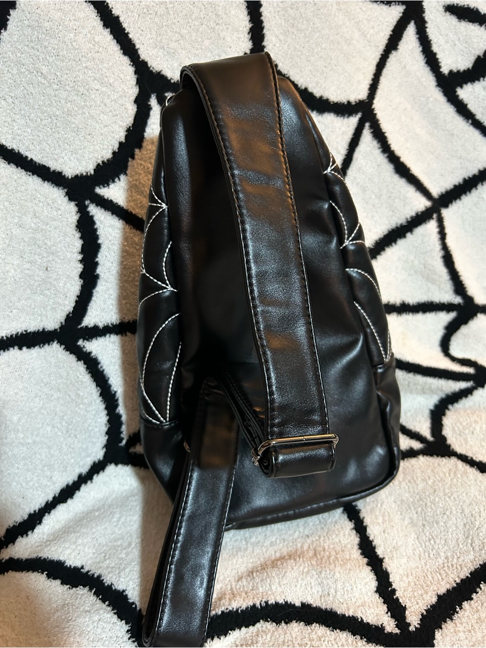 Spiderweb crossbody backpack - Picture 3 of 3